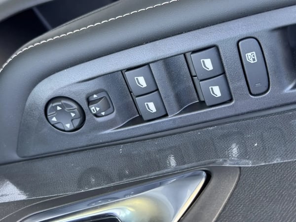 Photo de la voiture PEUGEOT 208 Hybrid 110 e-DCS6 Allure - 5P