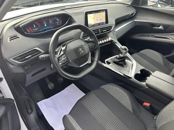 Photo de la voiture PEUGEOT 3008 1.6 BlueHDi 120ch S&S BVM6 Active