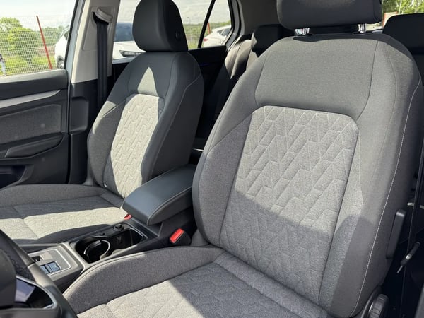 Photo de la voiture VOLKSWAGEN GOLF 2.0 TDI SCR 150 DSG7 Life Plus