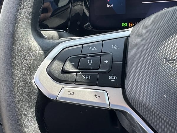 Photo de la voiture VOLKSWAGEN GOLF 2.0 TDI SCR 150 DSG7 Life Plus