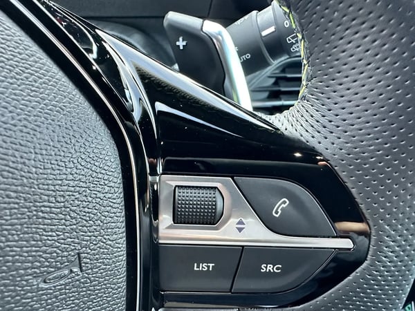 Photo de la voiture PEUGEOT 208 Hybrid 100 e-DCS6 GT