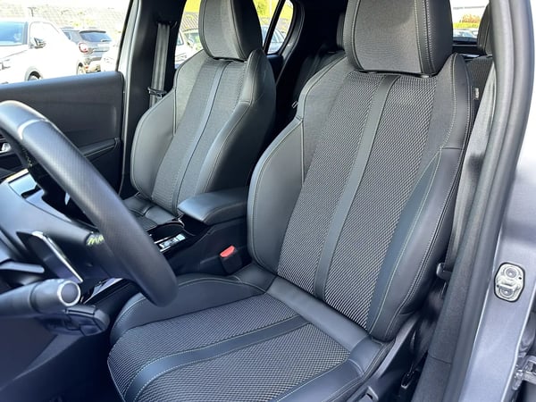 Photo de la voiture PEUGEOT 208 Hybrid 100 e-DCS6 GT