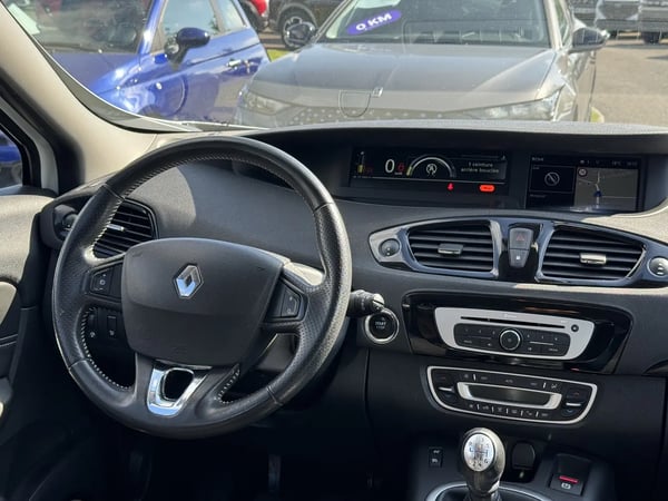 Photo de la voiture RENAULT SCENIC III dCi 110 Energy eco2 Bose Edition
