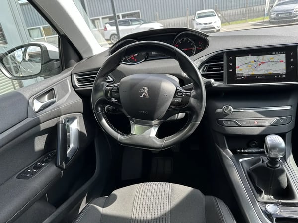 Photo de la voiture PEUGEOT 308 PureTech 130ch S&S BVM6 Allure