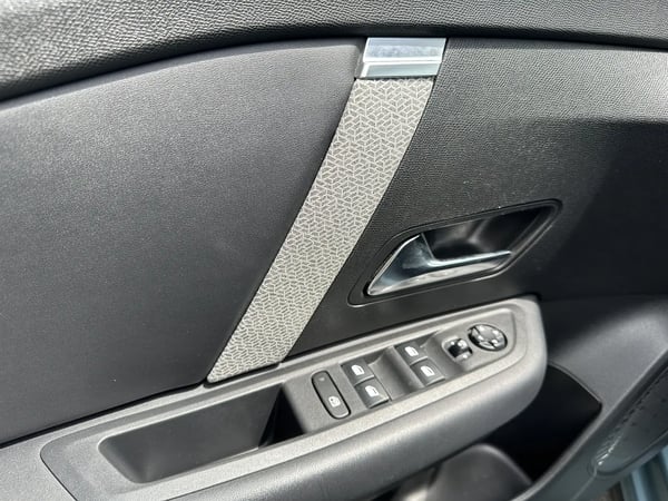 Photo de la voiture CITROEN C4 BlueHDi 130 S&S EAT8 Shine