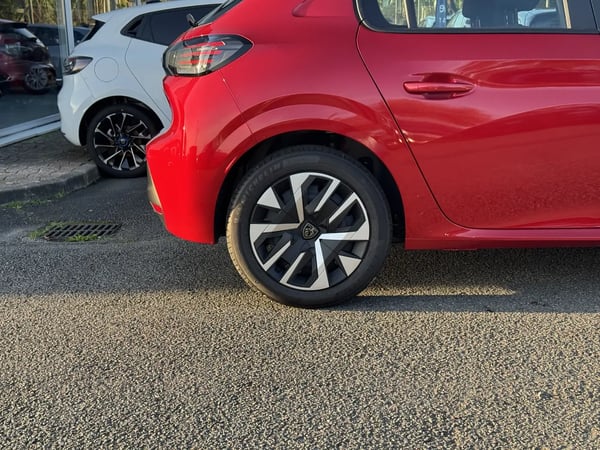Photo de la voiture PEUGEOT 208 PureTech 75 S&S BVM5 Active