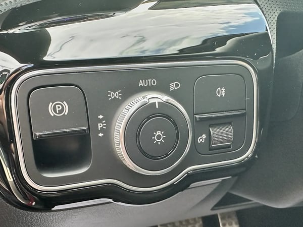 Photo de la voiture MERCEDES CLASSE A BERLINE 200 7G-DCT AMG Line