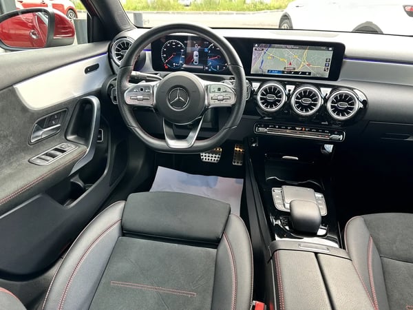 Photo de la voiture MERCEDES CLASSE A BERLINE 200 7G-DCT AMG Line
