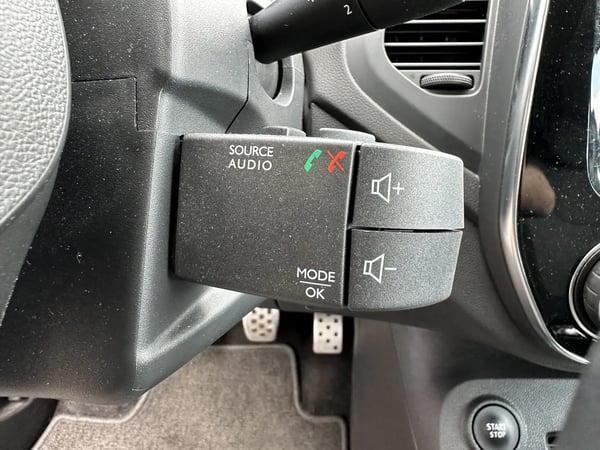 Photo de la voiture RENAULT CAPTUR dCi 110 Energy Intens