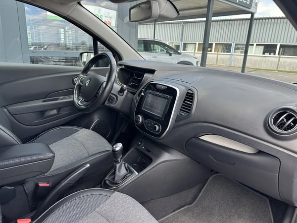 Photo de la voiture RENAULT CAPTUR dCi 110 Energy Intens