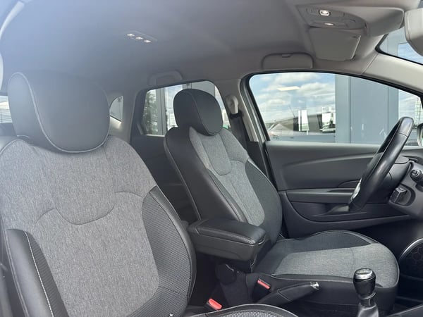 Photo de la voiture RENAULT CAPTUR dCi 110 Energy Intens