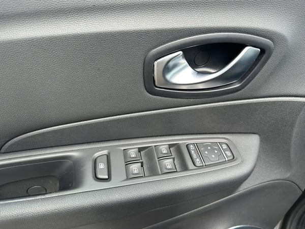 Photo de la voiture RENAULT CAPTUR dCi 110 Energy Intens