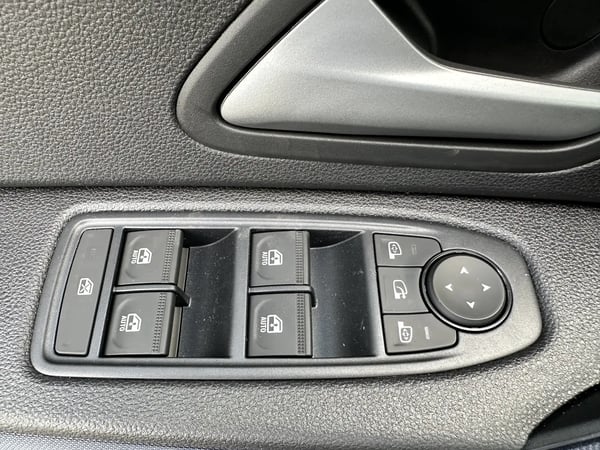 Photo de la voiture DACIA DUSTER Hybrid 140 4x2 Journey