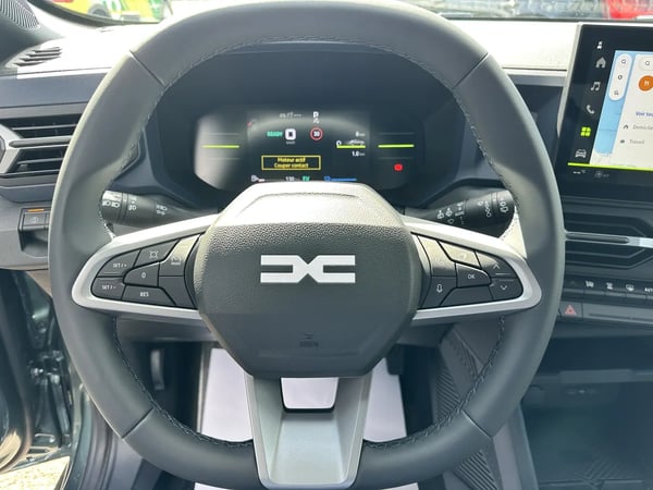 Photo de la voiture DACIA DUSTER Hybrid 140 4x2 Journey