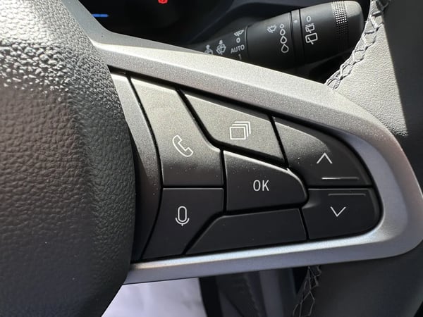 Photo de la voiture DACIA DUSTER Hybrid 140 4x2 Journey