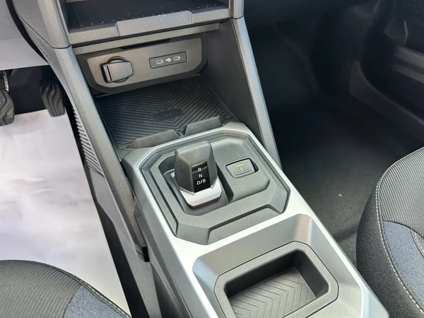 Photo de la voiture DACIA DUSTER Hybrid 140 4x2 Journey