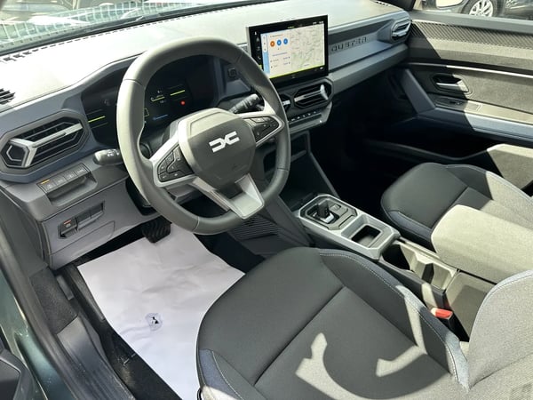 Photo de la voiture DACIA DUSTER Hybrid 140 4x2 Journey