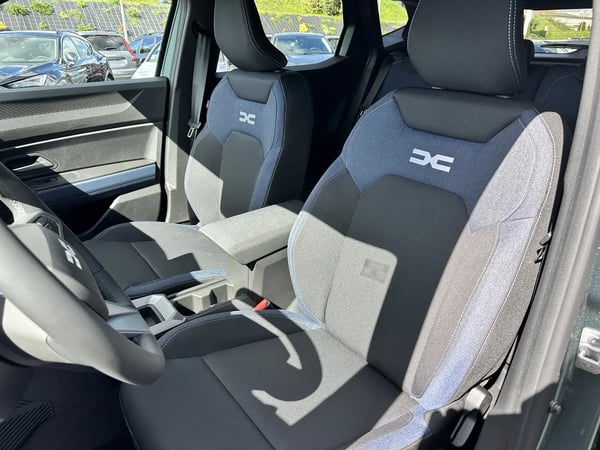 Photo de la voiture DACIA DUSTER Hybrid 140 4x2 Journey