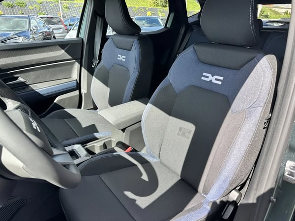 Photo de la voiture DACIA DUSTER Hybrid 140 4x2 Journey