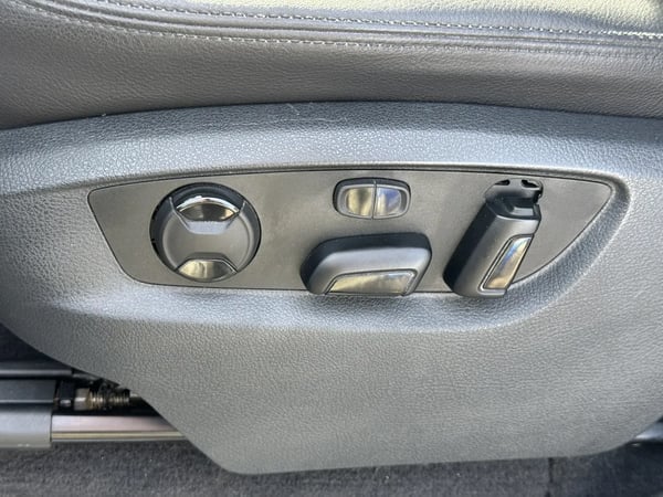 Photo de la voiture VOLKSWAGEN TOUAREG 3.0 V6 TDI 262 BMT Tiptronic 8 4Motion Carat