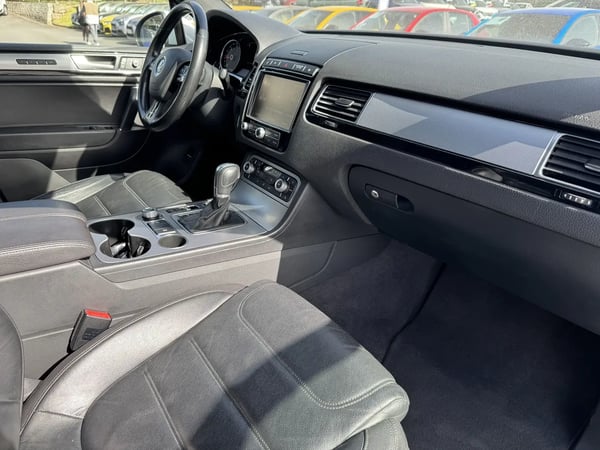 Photo de la voiture VOLKSWAGEN TOUAREG 3.0 V6 TDI 262 BMT Tiptronic 8 4Motion Carat