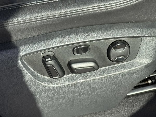 Photo de la voiture VOLKSWAGEN TOUAREG 3.0 V6 TDI 262 BMT Tiptronic 8 4Motion Carat