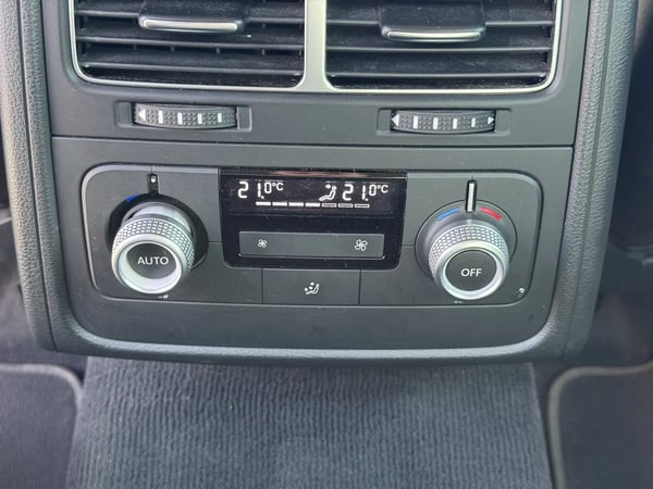 Photo de la voiture VOLKSWAGEN TOUAREG 3.0 V6 TDI 262 BMT Tiptronic 8 4Motion Carat