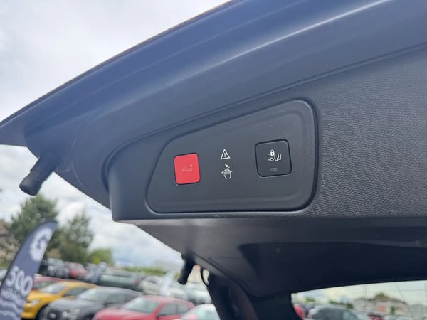 Photo de la voiture PEUGEOT 3008 2.0 BlueHDi 180ch S&S EAT8 GT