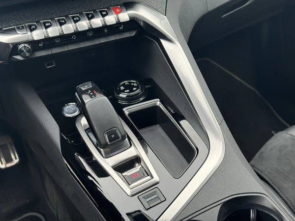 Photo de la voiture PEUGEOT 3008 2.0 BlueHDi 180ch S&S EAT8 GT