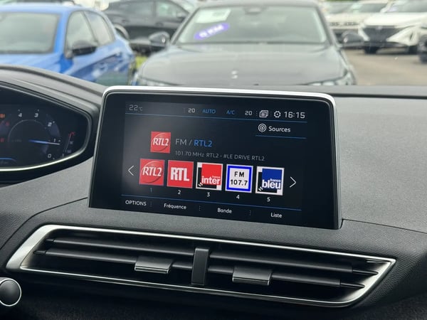 Photo de la voiture PEUGEOT 3008 2.0 BlueHDi 180ch S&S EAT8 GT