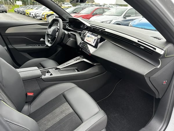Photo de la voiture PEUGEOT 308 BlueHDi 130ch S&S EAT8 GT