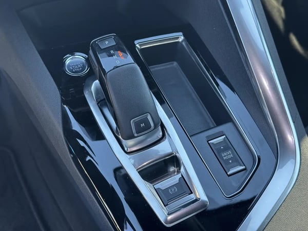 Photo de la voiture PEUGEOT 3008 Puretech 130ch S&S EAT8 GT