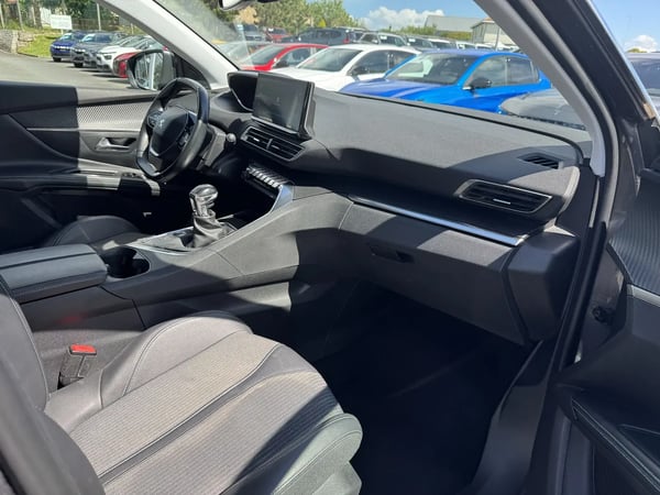 Photo de la voiture PEUGEOT 5008 BlueHDi 130ch S&S BVM6 Allure