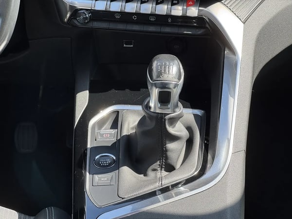 Photo de la voiture PEUGEOT 5008 BlueHDi 130ch S&S BVM6 Allure