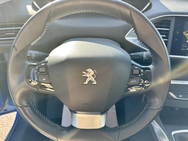 Photo de la voiture PEUGEOT 308 BlueHDi 130ch S&S BVM6 Allure