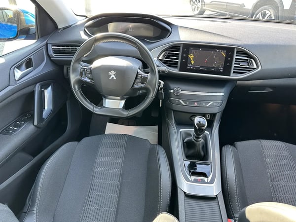 Photo de la voiture PEUGEOT 308 BlueHDi 130ch S&S BVM6 Allure