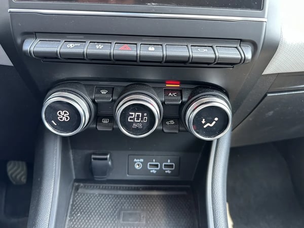 Photo de la voiture RENAULT CAPTUR TCe 130 FAP Intens