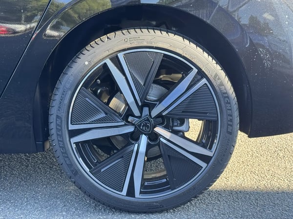 Photo de la voiture PEUGEOT 308 BlueHDi 130ch S&S EAT8 GT