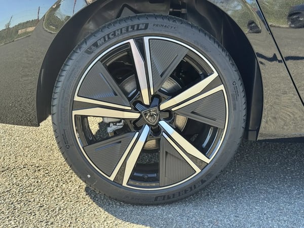 Photo de la voiture PEUGEOT 308 BlueHDi 130ch S&S EAT8 GT