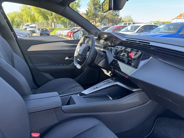 Photo de la voiture PEUGEOT 308 BlueHDi 130ch S&S EAT8 GT
