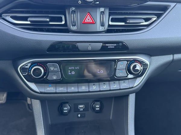 Photo de la voiture HYUNDAI i30 1.0 T-GDi 120 DCT-7 Hybrid 48V Creative