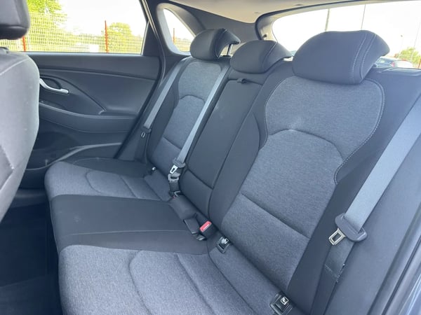 Photo de la voiture HYUNDAI i30 1.0 T-GDi 120 DCT-7 Hybrid 48V Creative