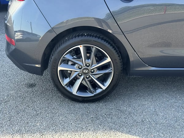 Photo de la voiture HYUNDAI i30 1.0 T-GDi 120 DCT-7 Hybrid 48V Creative