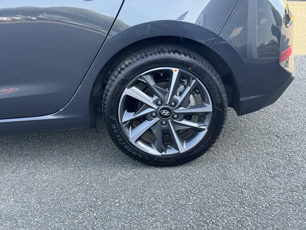 Photo de la voiture HYUNDAI i30 1.0 T-GDi 120 DCT-7 Hybrid 48V Creative