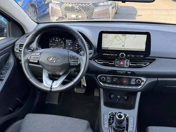 Photo de la voiture HYUNDAI i30 1.0 T-GDi 120 DCT-7 Hybrid 48V Creative