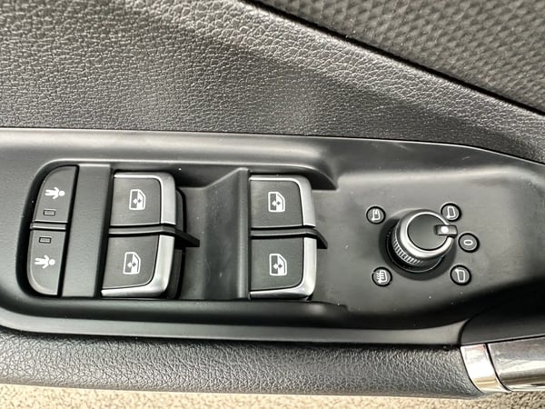 Photo de la voiture AUDI Q2 30 TDI 116 S tronic 7 Advanced + S LINE