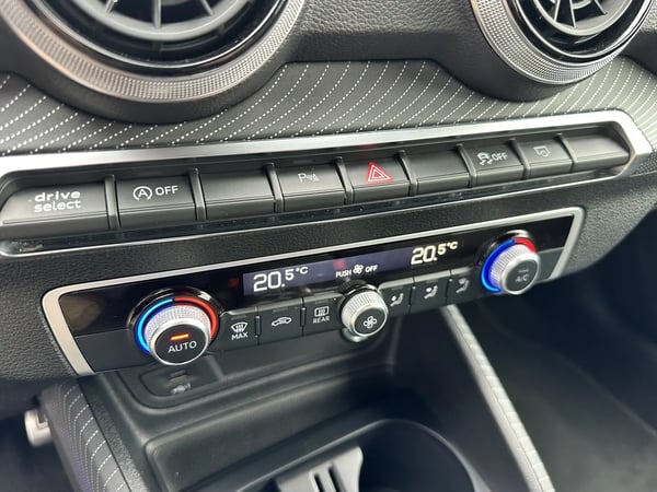 Photo de la voiture AUDI Q2 30 TDI 116 S tronic 7 Advanced + S LINE