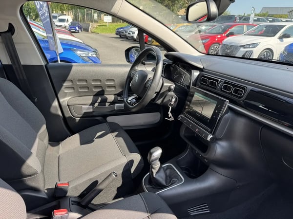 Photo de la voiture CITROEN C3 PureTech 110 S&S Shine