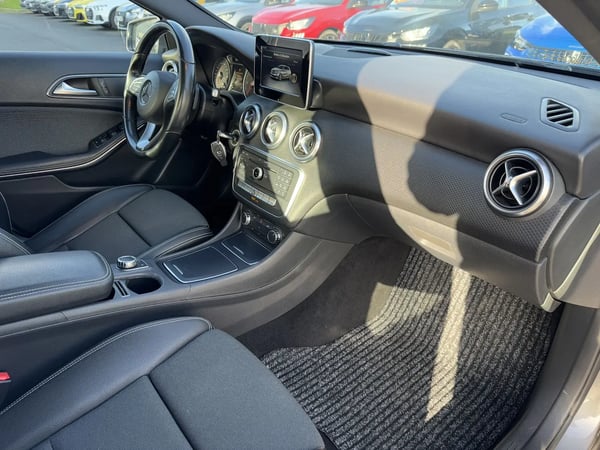 Photo de la voiture MERCEDES CLASSE A 180 d 7G-DCT Inspiration