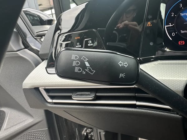 Photo de la voiture VOLKSWAGEN GOLF 1.5 TSI 150  BVM6 Active - 5P
